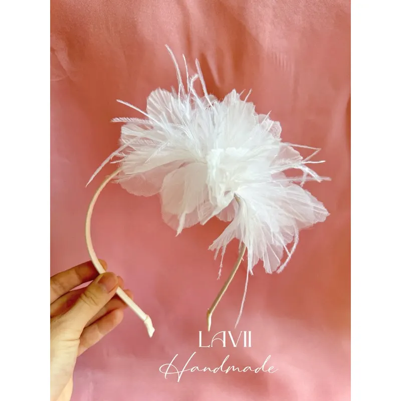 Bờm cài hoa voan đính lông vũ cho bé by Lavii – Lavii Handmade