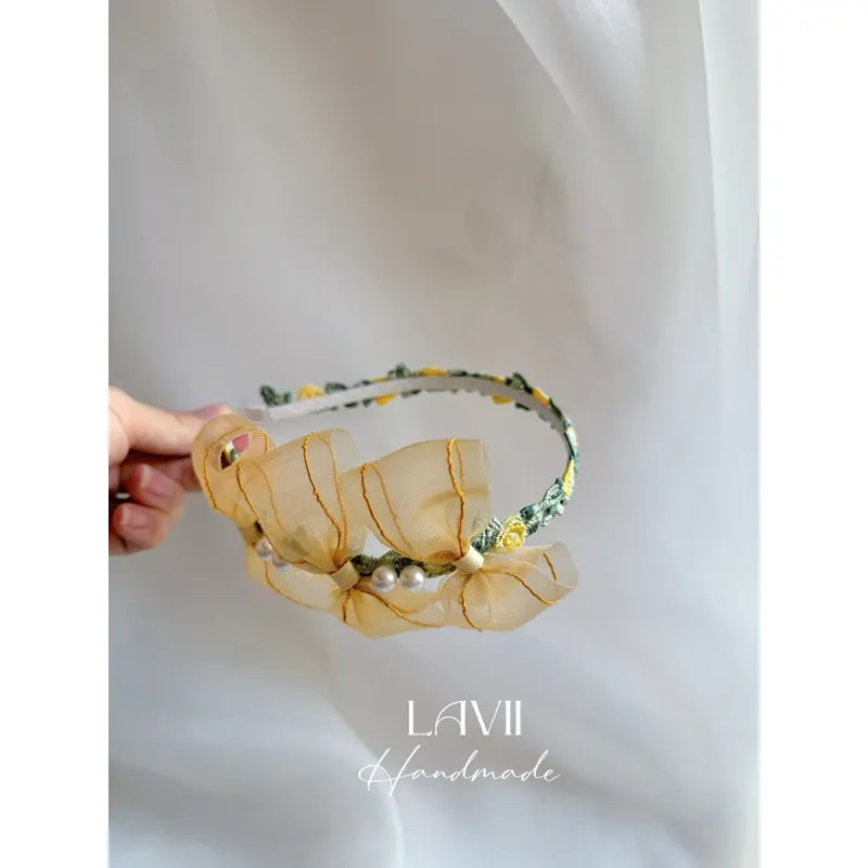Bờm cài nơ voan chéo đính hoa thêu vàng by Lavii Handmade – Lavii Handmade