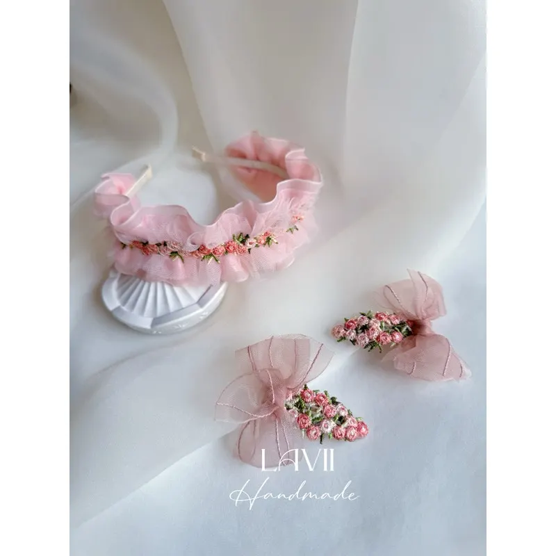 Bờm cài voan đính hoa thêu xinh xắn cho bé by Lavii Handmade – Lavii Handmade