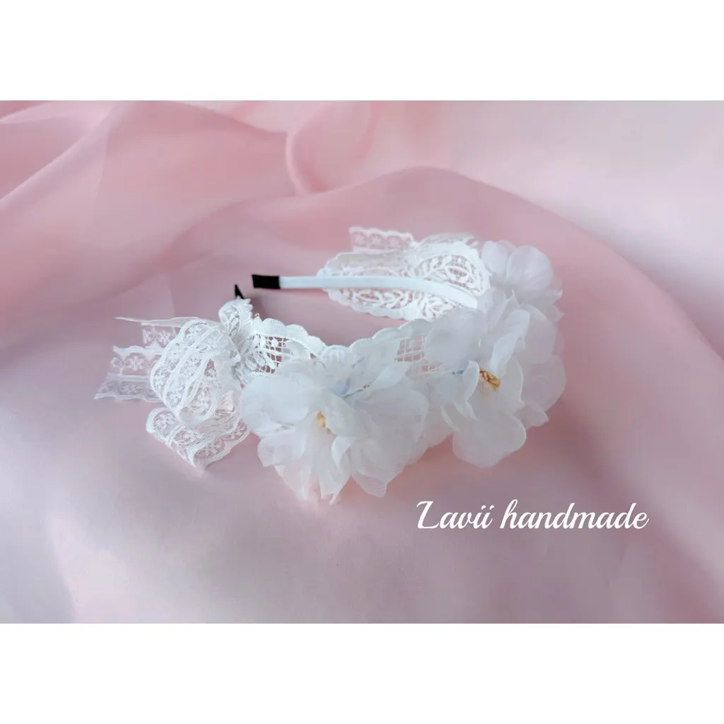 Bờm hoa trắng đính nơ Lavii handmade – Lavii Handmade