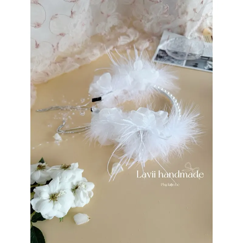 Bờm hoa voan nhiều màu, lông vũ trắng đính dây đá lấp lánh. Lavii handmade – Lavii Handmade