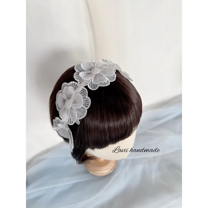 Bờm turban hoa thêu trắng xinh cho bé by Lavii – Lavii Handmade