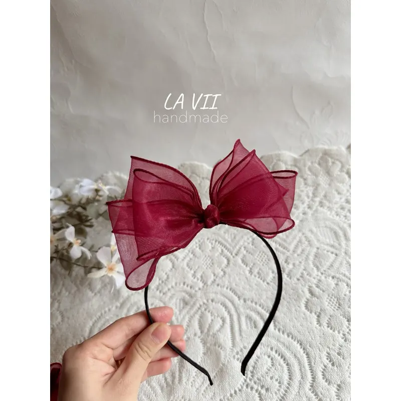 Cài nơ đỏ đô cho bé. Lavii handmade – Lavii Handmade