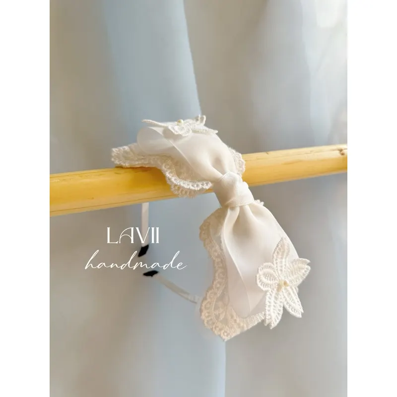 Cài nơ trắng voan đính hoa thêu handmade by Lavii – Lavii Handmade