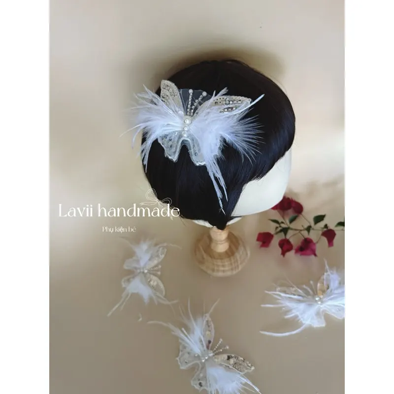Kẹp bướm lông vũ xinh 1 chiếc by Lavii – Lavii Handmade