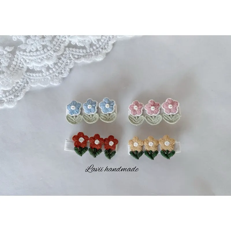 Kẹp hoa nhí 4 màu cho bé 1 chiếc. Lavii – Lavii Handmade