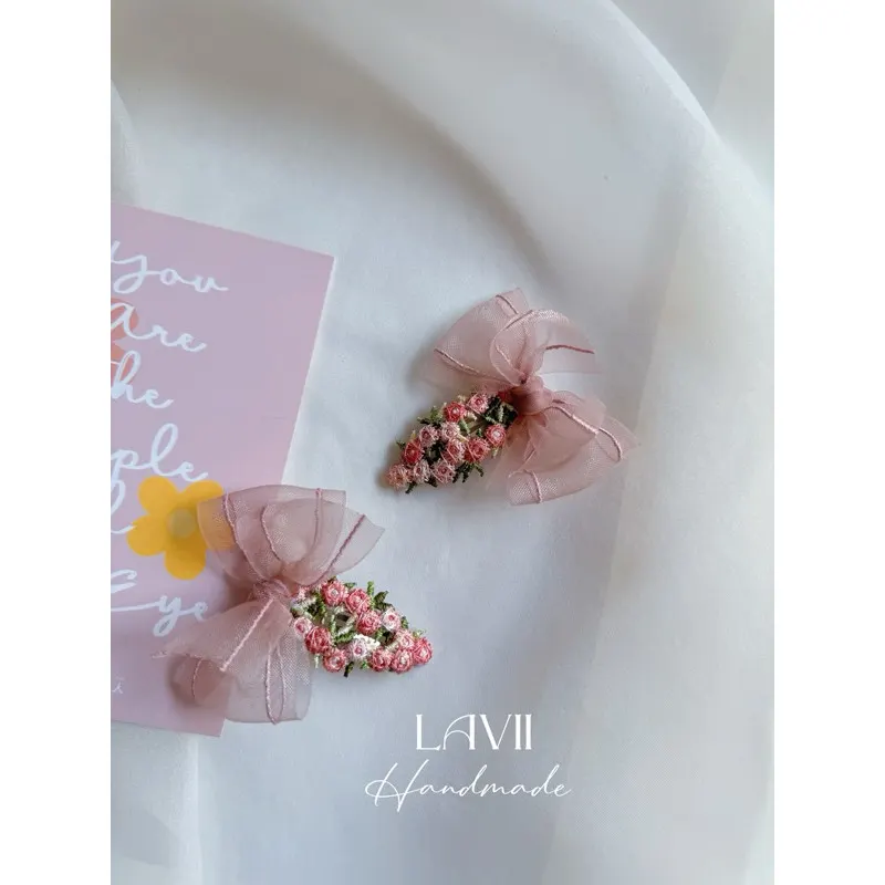 Kẹp mái nơ voan bọc hoa thêu hồng 1 chiếc by Lavii handmade – Lavii Handmade