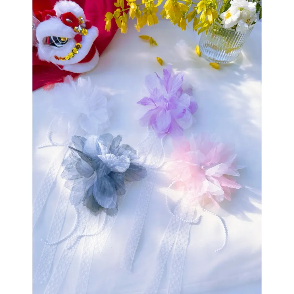 Kẹp tóc hoa voan phồng có dây ngọc, dây ren trắng dài – Lavii Handmade