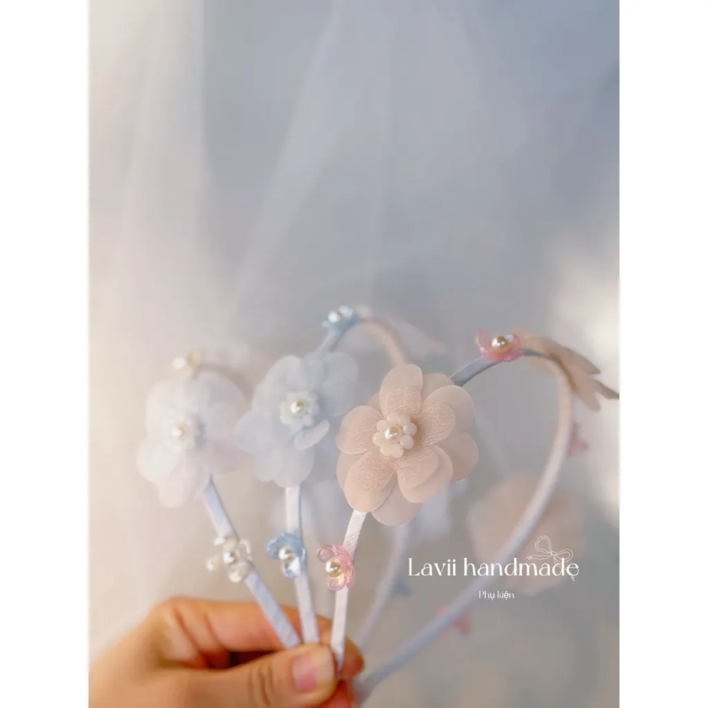 Lavii. Bờm hoa 3 màu nhẹ nhàng kết hợp hoa ngọc – Lavii Handmade