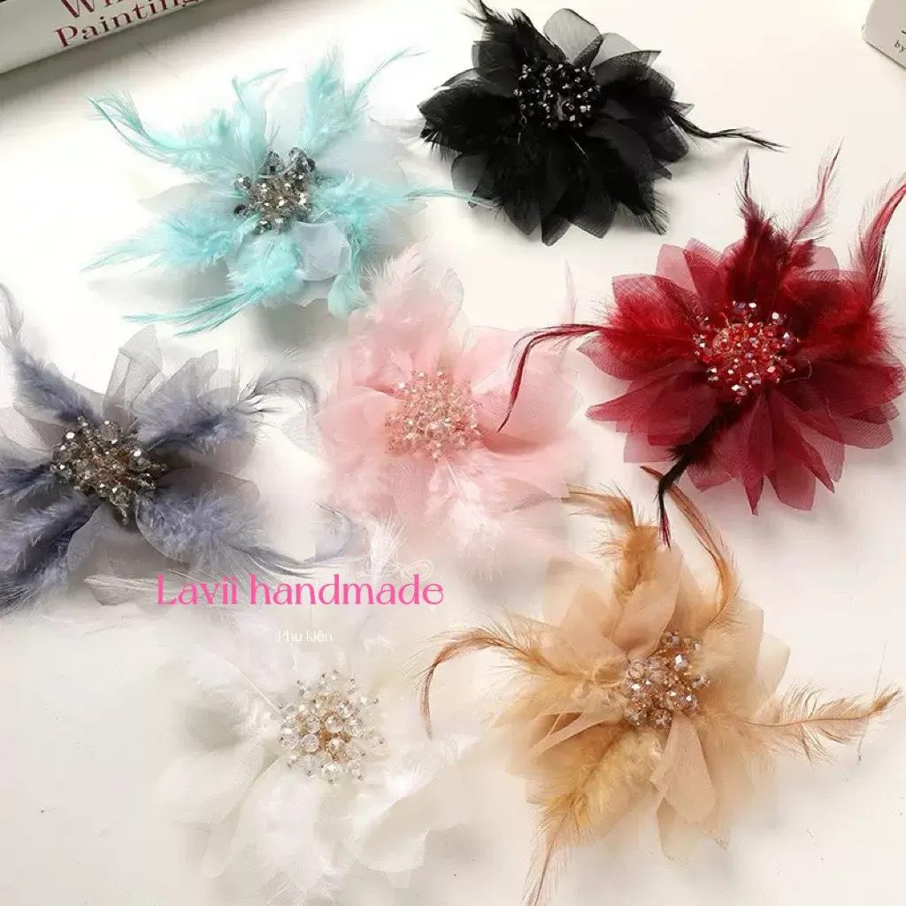 LAVII. BỜM KẸP HOA VOAN NHIỀU MÀU ĐÍNH LÔNG VŨ – Lavii Handmade