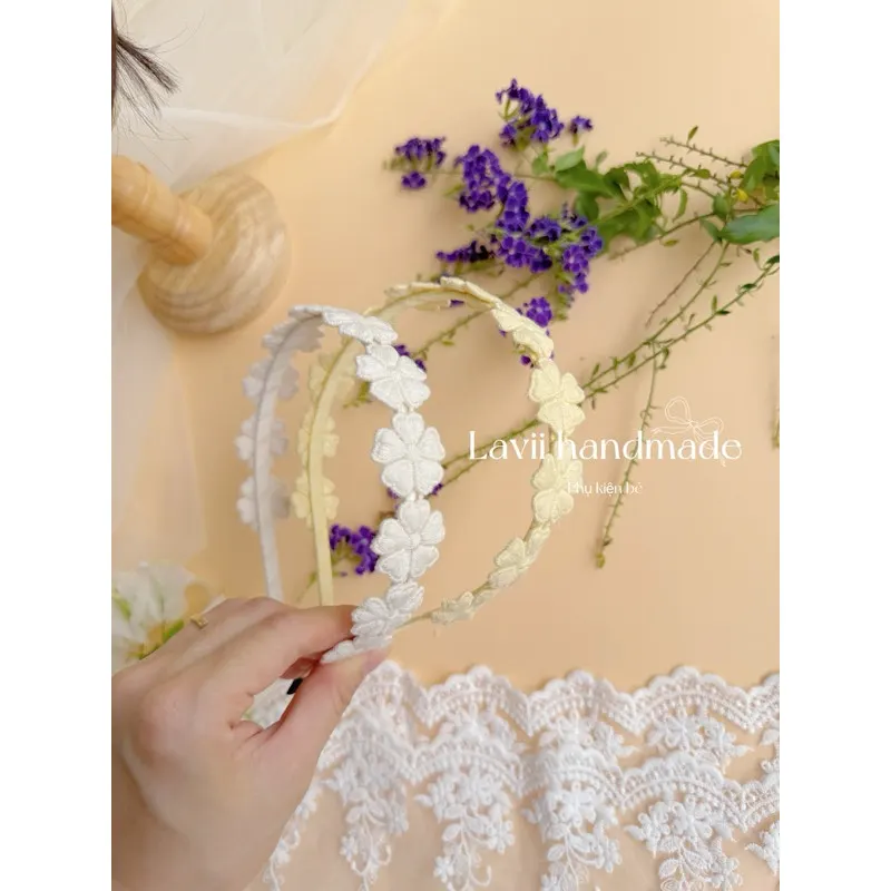 Lavii. Bờm, kẹp tóc hoa thêu 2 màu nguyên liệu nhập Hàn – Lavii Handmade