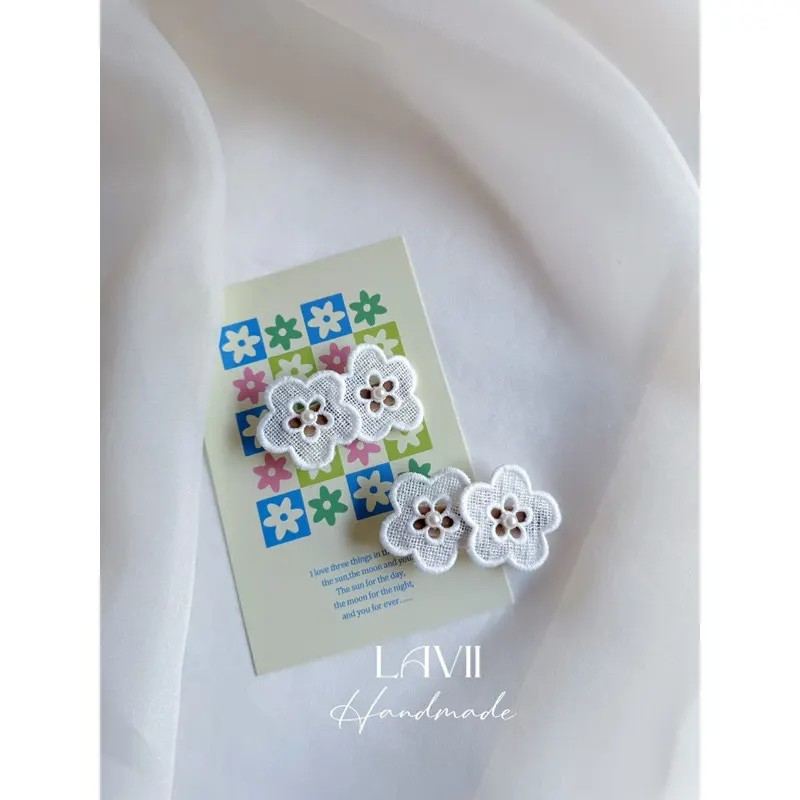 Set kẹp mái hoa thêu trắng 2chiếc cho bé by Lavii – Lavii Handmade