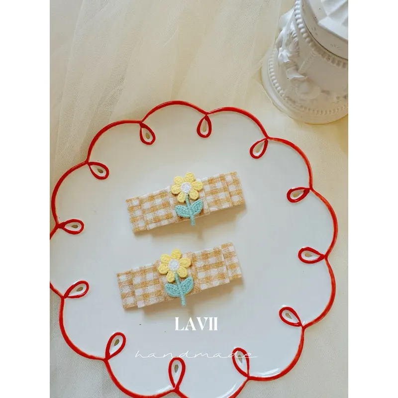 Set kẹp nơ caro kèm hoa thêu cho bé. Kẹp nơ dễ thương cho bé by Lavii handmade – Lavii Handmade