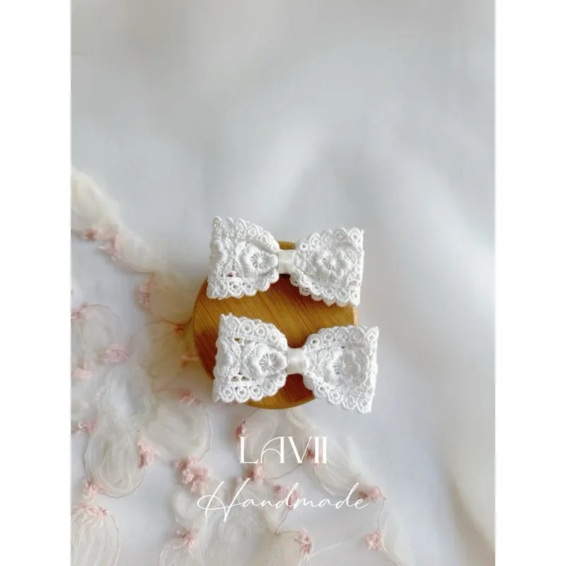 Set kẹp nơ thêu trắng xinh by Lavii – Lavii Handmade